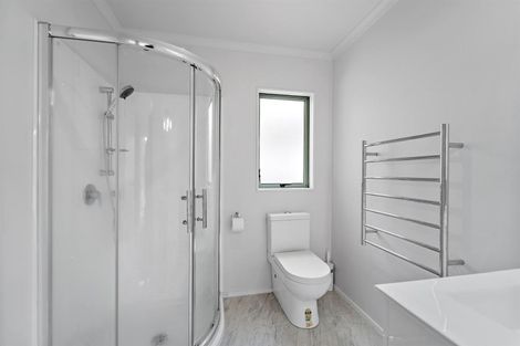 Photo of property in 32a Deverell Place, Northcross, Auckland, 0632