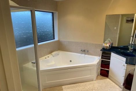 Photo of property in 37 Pigeon Mountain Road, Half Moon Bay, Auckland, 2012