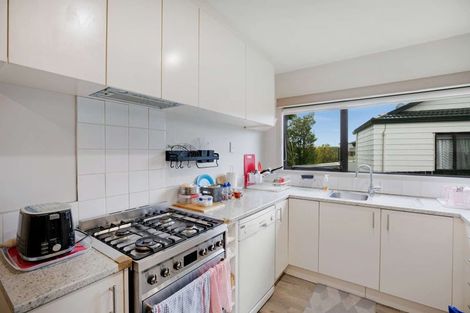 Photo of property in 2/10 Kirklow Place, Goodwood Heights, Auckland, 2105
