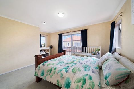 Photo of property in 10 Dainton Place, New Lynn, Auckland, 0600