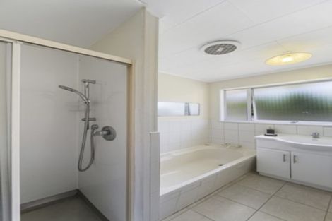 Photo of property in 4 Robert Allan Way, Pakuranga Heights, Auckland, 2010