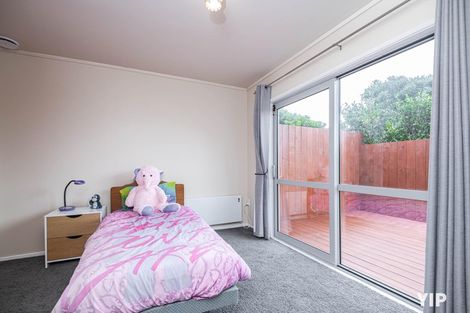 Photo of property in 52 Colchester Crescent, Newlands, Wellington, 6037