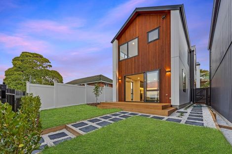 Photo of property in 21e Knights Road, Rothesay Bay, Auckland, 0630