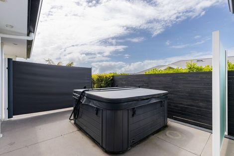 Photo of property in 1 Oakmont Crescent, Waiwhakaiho, New Plymouth, 4312