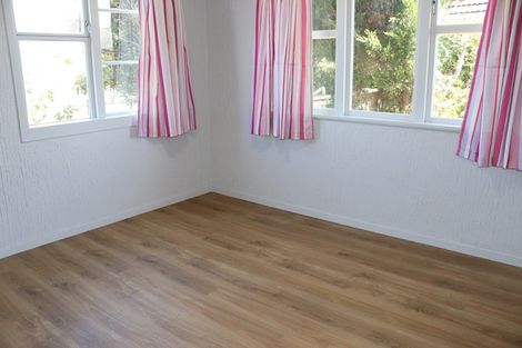 Photo of property in 10 Ingleby Place, Kelston, Auckland, 0602