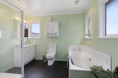 Photo of property in 207 Miromiro Road, Normandale, Lower Hutt, 5010