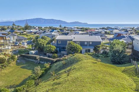 Photo of property in 11 Pharazyn Avenue, Waikanae Beach, Waikanae, 5036