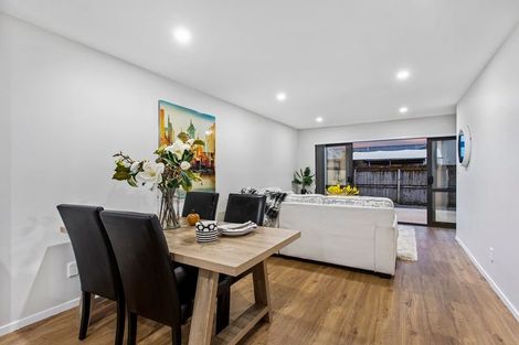 Photo of property in 17 Millcroft Lane, Ranui, Auckland, 0612