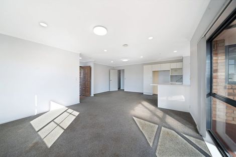 Photo of property in 18 Plumstead Rise, Glen Eden, Auckland, 0602