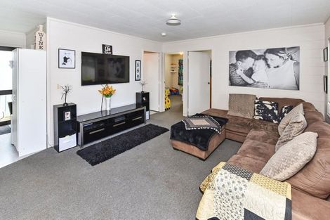 Photo of property in 17a Leaming Place, Clarks Beach, 2122