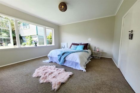 Photo of property in 20 Miles Crescent, Newlands, Wellington, 6037