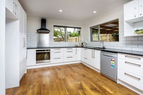 Photo of property in 22 St Catherine Crescent, West Harbour, Auckland, 0618