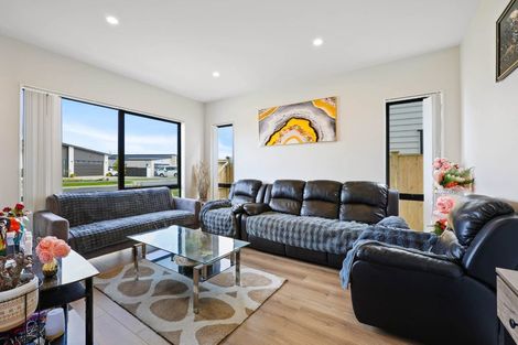 Photo of property in 12 Korowhiti Road, Clarks Beach, 2122