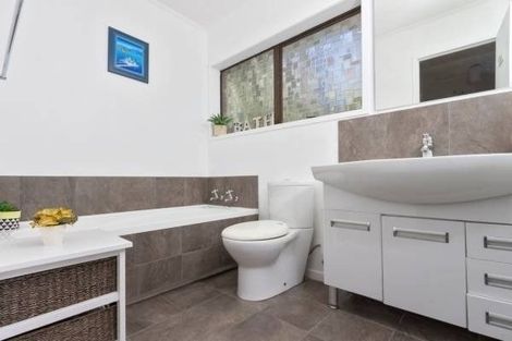 Photo of property in 5 Photinia Place, Botany Downs, Auckland, 2010