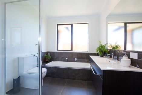 Photo of property in 37 Sycamore Drive, Te Kamo, 0112