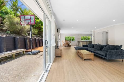 Photo of property in 31 Harrowglen Drive, Northcross, Auckland, 0632