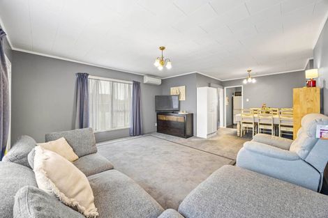 Photo of property in 2/39 Blacklock Avenue, Henderson, Auckland, 0612