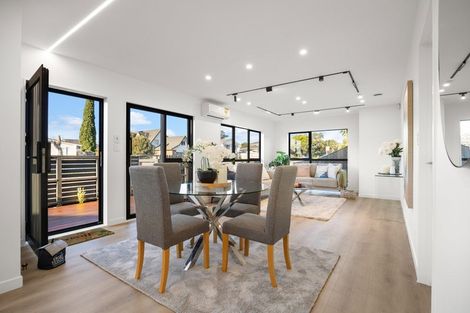 Photo of property in 1/31 Akoranga Drive, Northcote, Auckland, 0627