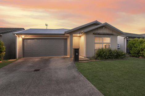 Photo of property in 98 Popokatea Drive, Takanini, 2112