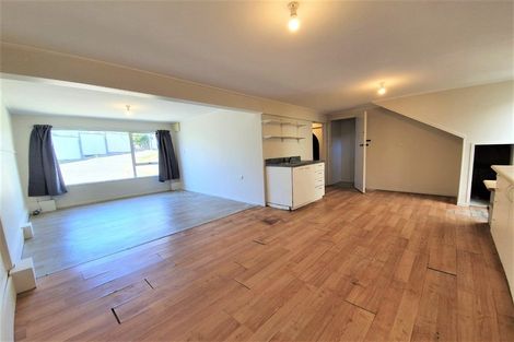 Photo of property in 28 Easton Park Parade, Glenfield, Auckland, 0629