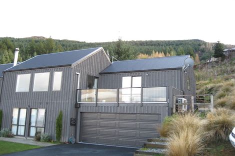 Photo of property in 12 Stone Ridge Place, Queenstown, 9300