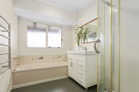 Photo of property in 17 Edgewater Drive, Pakuranga, Auckland, 2010