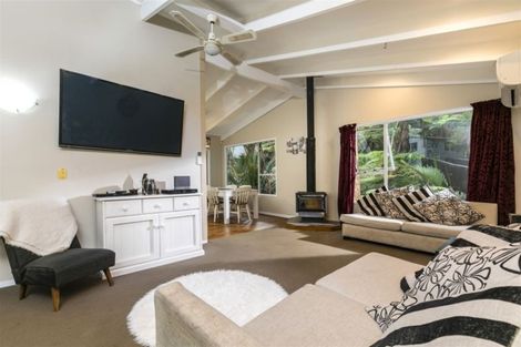 Photo of property in 16 Napuka Road, Henderson Valley, Auckland, 0612