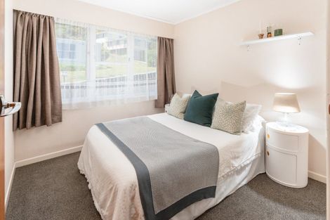 Photo of property in 16 Omega Street, Newlands, Wellington, 6037