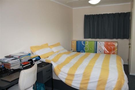Photo of property in 28 Gibbons Road, Weymouth, Auckland, 2103