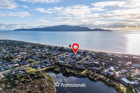 Photo of property in 124 Tutere Street, Waikanae Beach, Waikanae, 5036