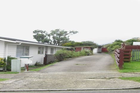 Photo of property in 8 Chetwode Grove, Newlands, Wellington, 6037