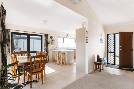 Photo of property in 76 Dalton Drive, Papamoa Beach, Papamoa, 3118