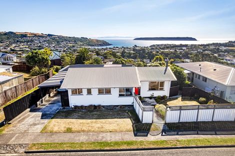 Photo of property in 131 Gloaming Hill, Titahi Bay, Porirua, 5022