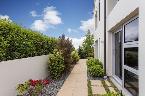 Photo of property in 32 Drayton Drive, Mount Pleasant, Christchurch, 8081