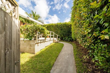 Photo of property in 2/2b Grove Road, Narrow Neck, Auckland, 0624