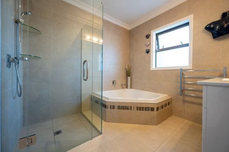 Photo of property in 28 Whakatomo Place, Havelock North, 4130