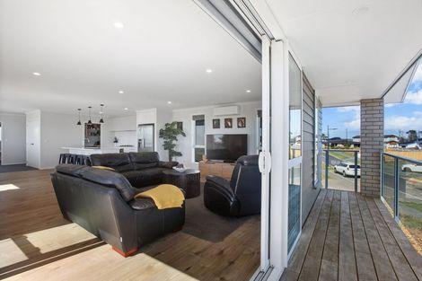 Photo of property in 9 Whata Street, Clarks Beach, 2122