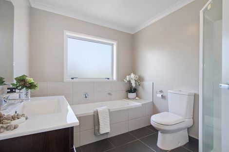 Photo of property in 543 Scenic Drive, Waiatarua, Auckland, 0612