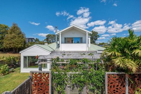 Photo of property in 2/13 Montgomery Avenue, Rothesay Bay, Auckland, 0630
