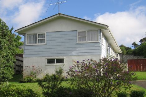 Photo of property in 9 Staincross Street, Green Bay, Auckland, 0604