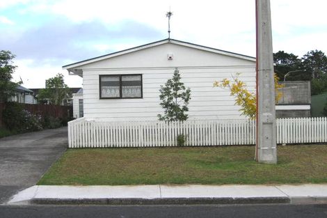 Photo of property in 2/1 Harrybrook Road, Green Bay, Auckland, 0604