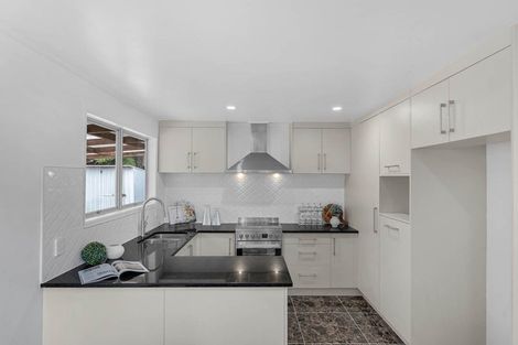 Photo of property in 25 Finn Place, Totara Vale, Auckland, 0629