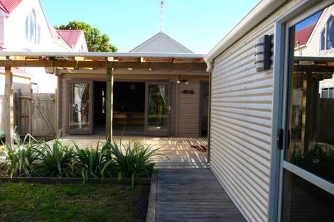 Photo of property in 14 Te Wharepouri Street, Berhampore, Wellington, 6023