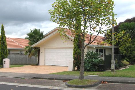 Photo of property in 8a Kerlin Crescent, West Harbour, Auckland, 0618