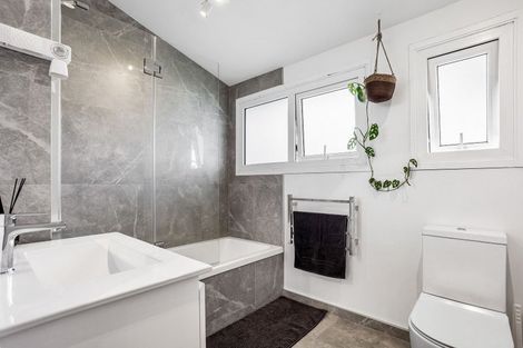 Photo of property in 1/6a Sunnynook Road, Sunnynook, Auckland, 0620