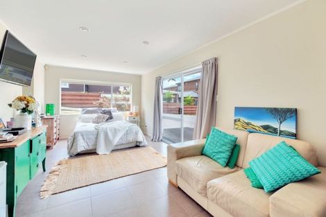 Photo of property in 6 Windsor Place, Windsor Park, Auckland, 0630