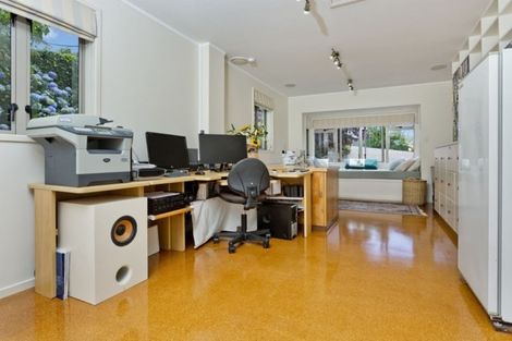 Photo of property in 547 Glenfield Road, Glenfield, Auckland, 0629