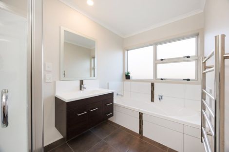 Photo of property in 9 Lorenzo Place, Kelvin Grove, Palmerston North, 4414