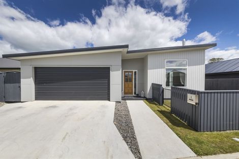 Photo of property in 5 Butler Place, Fitzherbert, Palmerston North, 4410