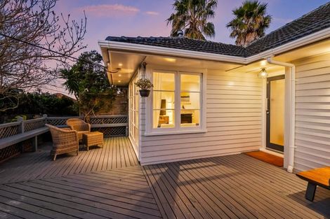 Photo of property in 9 Devon Street, Te Atatu South, Auckland, 0610